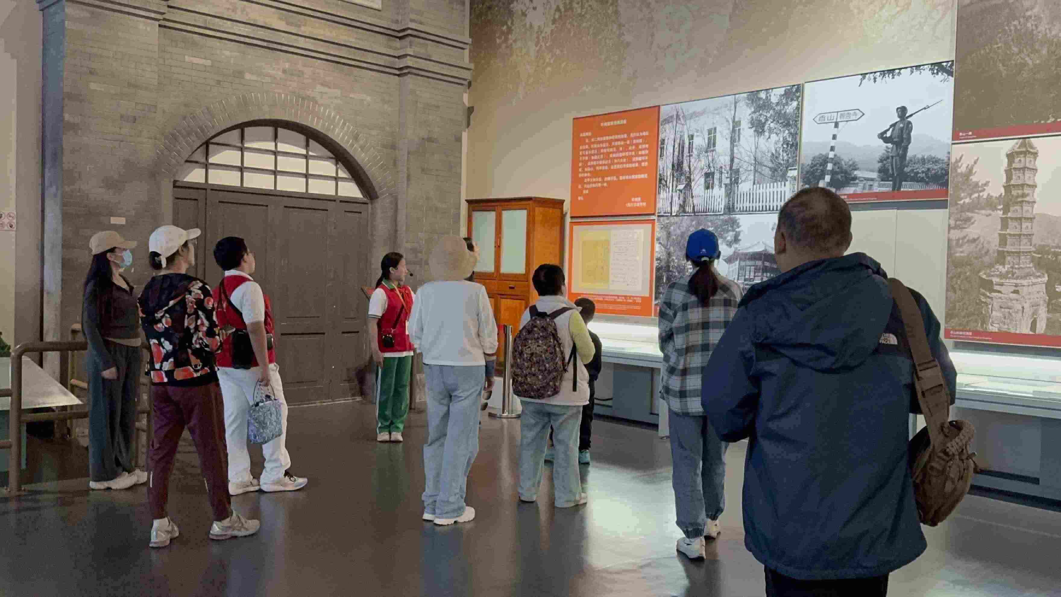 10月4日，北京香山革命紀念館內(nèi)，一名“紅領巾志愿者”正在為參觀者講解。人民網(wǎng)記者 劉微攝