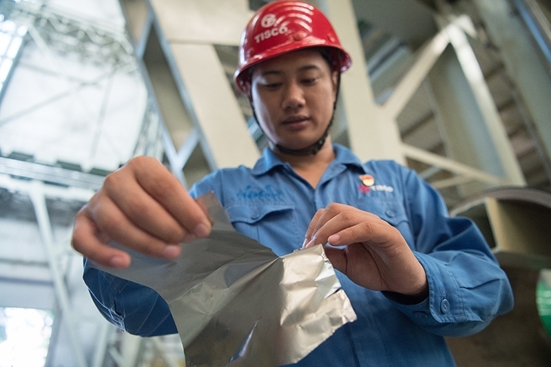 2018年8月8日，山西省太原市，太鋼不銹鋼精密帶鋼有限公司工作人員用手撕開(kāi)不銹鋼。