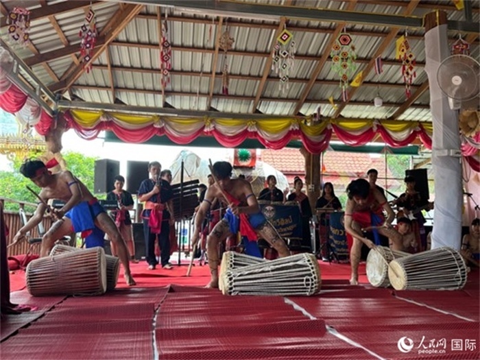 泰國藝術團體給游客表演當?shù)貍鹘y(tǒng)舞蹈。人民網(wǎng)記者 簡承淵攝