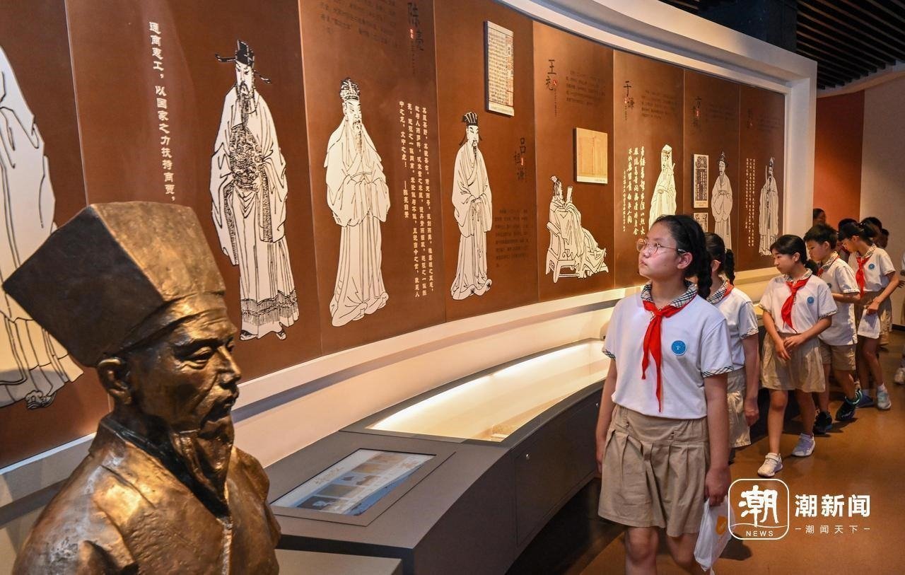 來自杭州市政苑小學(xué)的學(xué)生走進(jìn)浙江省檔案館“大寫浙江人”展廳，近距離“觸摸”歷史、走進(jìn)榜樣、聆聽故事，激發(fā)愛黨愛國愛家熱情。記者 董旭明 攝