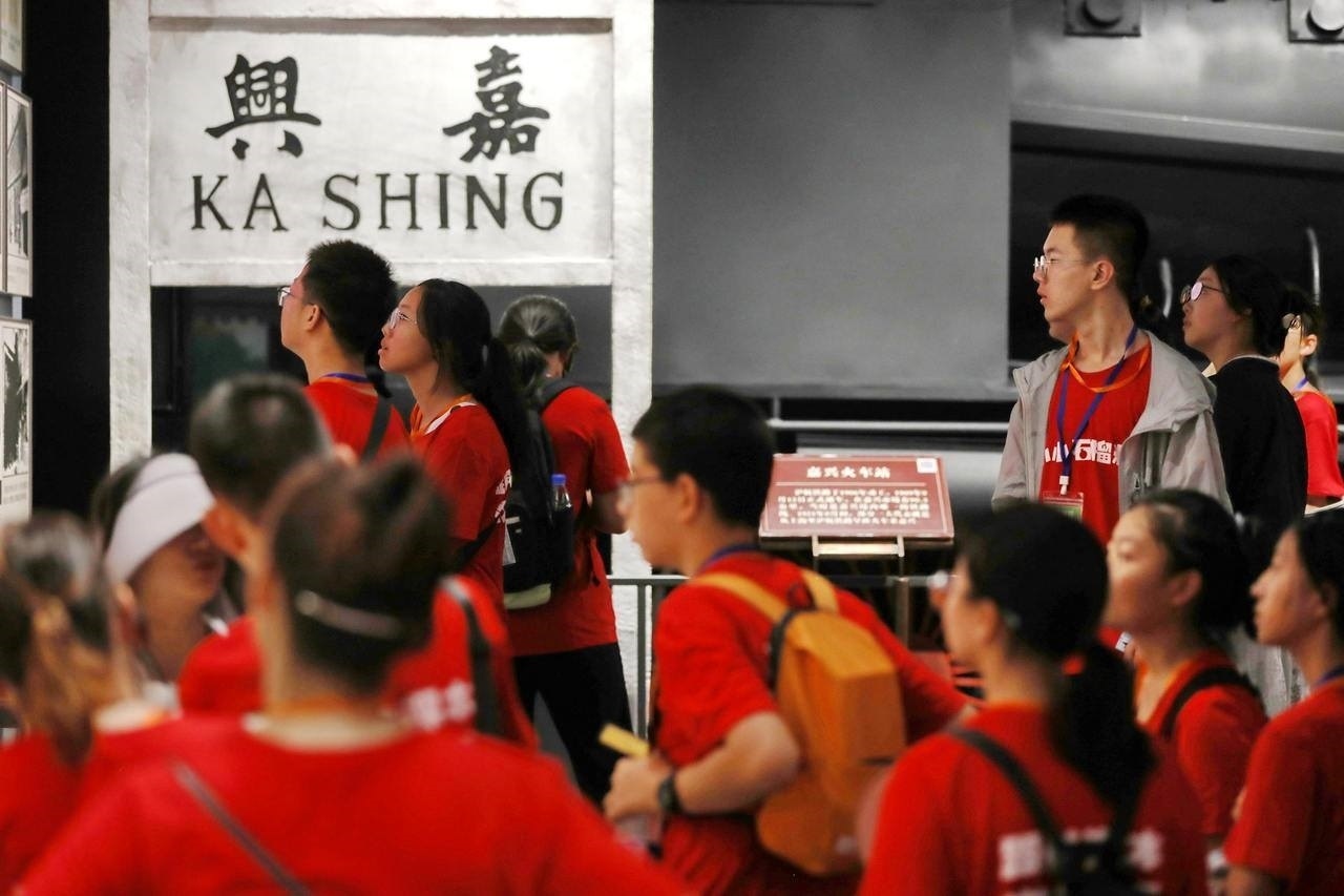 青少年參觀嘉興市南湖革命紀(jì)念館。拍友 金鵬 攝