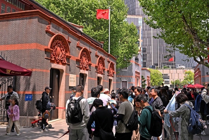 2024年5月3日，游客在位于上海的中共一大會址前參觀。新華社記者 劉穎 攝