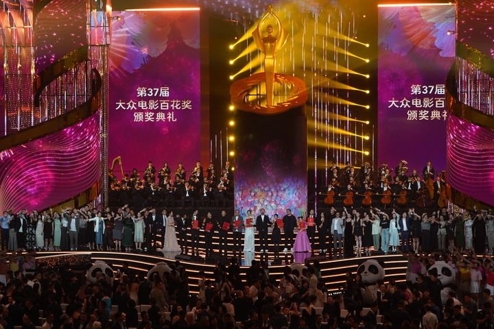 2024年8月4日，在四川成都，第37屆大眾電影百花獎獲獎者和大眾評審在舞臺上合影。新華社記者 唐文豪 攝