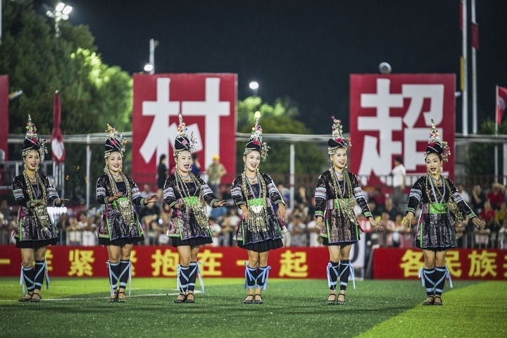 2024年9月28日，榕江縣侗族大歌隊的演員們在“村超”足球場上表演。當日，“發(fā)現中國之美·相約貴州村超”國際友誼賽在貴州省黔東南苗族侗族自治州榕江縣的“村超”足球場舉行。新華社記者 陶亮 攝