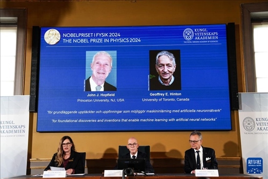 10月8日，在瑞典斯德哥爾摩舉行的2024年諾貝爾物理學(xué)獎(jiǎng)公布現(xiàn)場，屏幕顯示獎(jiǎng)項(xiàng)得主美國普林斯頓大學(xué)的約翰·霍普菲爾德和加拿大多倫多大學(xué)的杰弗里·欣頓。新華社記者 彭子洋 攝