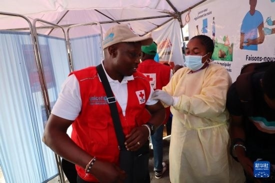 10月5日，在剛果（金）北基伍省首府戈馬市一座醫(yī)院內(nèi)，醫(yī)護(hù)人員為一名聯(lián)合國(guó)兒童基金會(huì)工作人員接種猴痘疫苗。新華社發(fā)（阿蘭·烏亞卡尼攝）