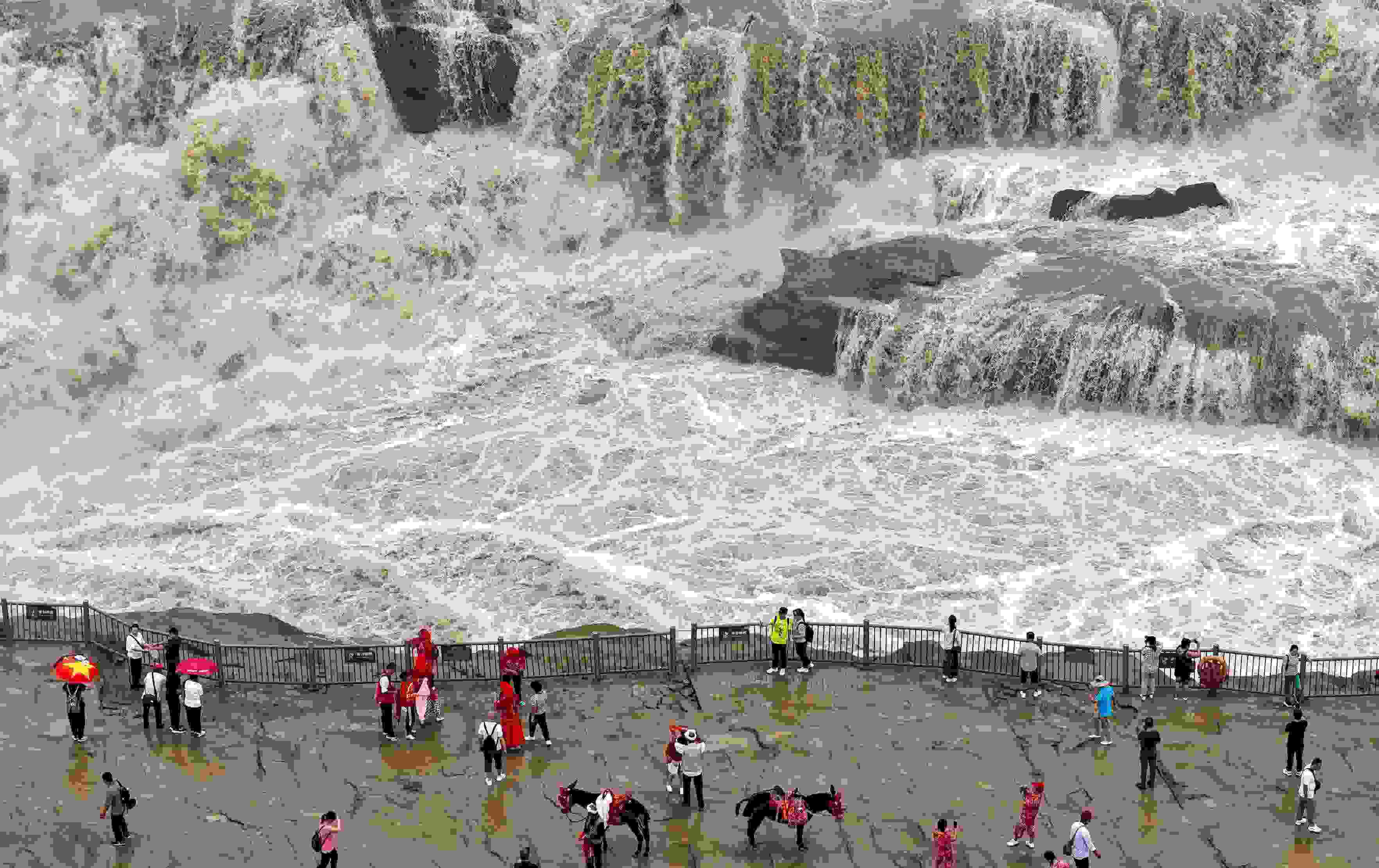 △2024年9月，游客在黃河壺口瀑布景區(qū)游覽。