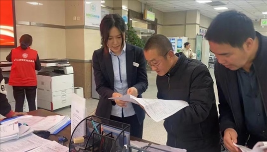 四川省成都市溫江區(qū)市場監(jiān)管局工作人員為群眾提供幫辦服務(wù)。圖片來源：人民網(wǎng)四川頻道