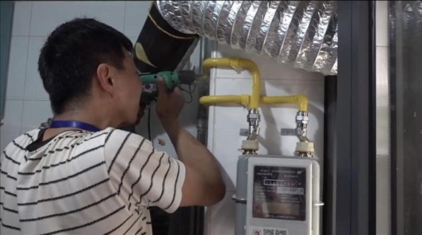 北京市石景山區(qū)工作人員上門安裝燃氣管道。圖片來源：北京市石景山區(qū)委組織部