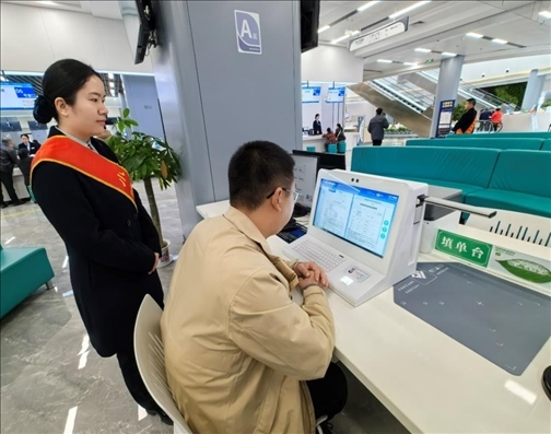 湖北省赤壁市市民在辦事人員的指導(dǎo)下填寫相關(guān)信息。圖片來源：人民網(wǎng)湖北頻道