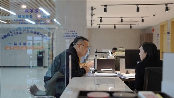 浙江省臺州市辦事群眾在政務(wù)服務(wù)中心咨詢業(yè)務(wù)辦理相關(guān)問題。圖片來源：人民網(wǎng)浙江頻道