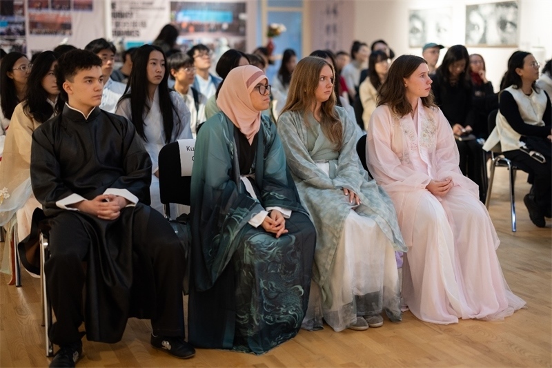 參加《時(shí)光流韻·中國戲劇藝術(shù)服飾展》的中國文化愛好者。 斯德哥爾摩中國文化中心供圖