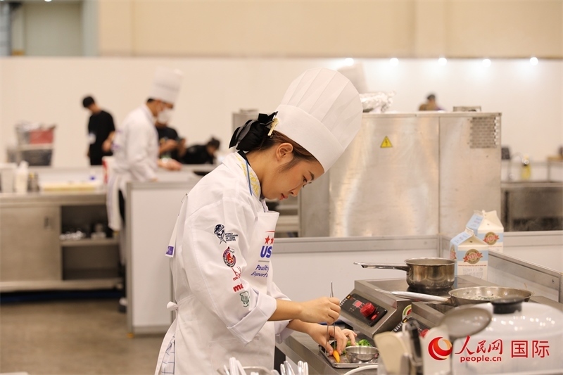當(dāng)?shù)貢r(shí)間10月5日，廚師在第21屆釜山國(guó)際美食博覽會(huì)上展示廚藝。人民網(wǎng)記者 莽九晨攝