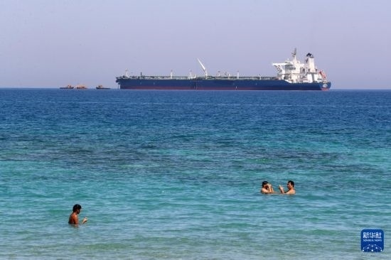 這是10月8日在埃及蘇伊士灣拍攝的行駛中的船只。新華社記者 隋先凱 攝