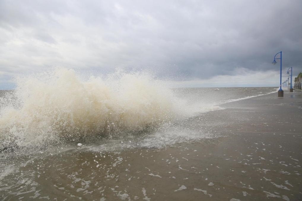 2020年9月15日，受颶風(fēng)“薩莉”影響，美國路易斯安那州新奧爾良的龐恰特雷恩湖巨浪拍岸。新華社發(fā)（魏蘭攝）