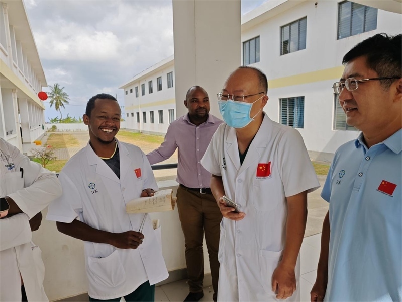 中桑醫(yī)護(hù)人員合作愉快。中國(guó)援桑醫(yī)療隊(duì) 供圖
