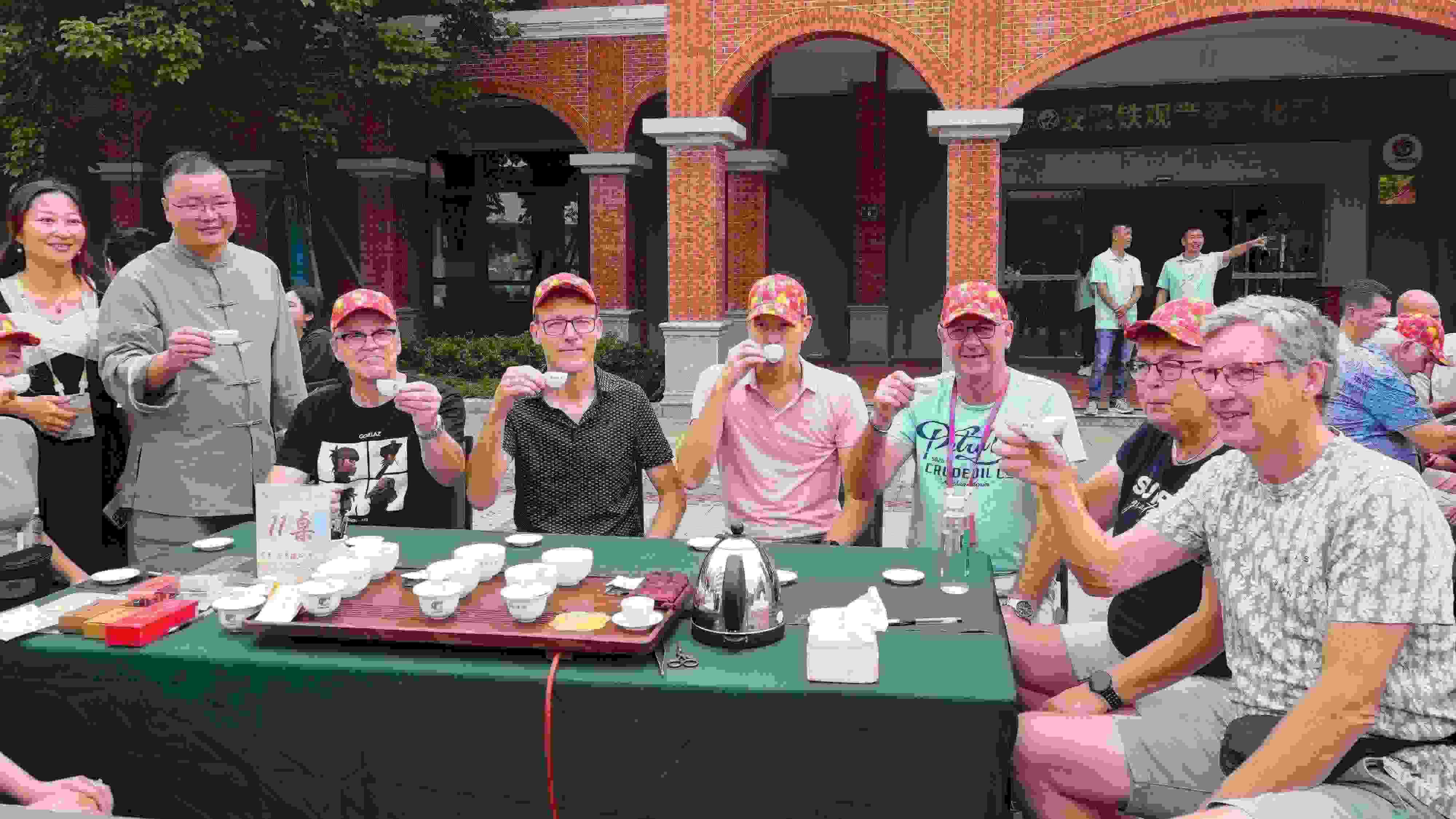 2023年10月4日，福建泉州，外國人品中國茶。