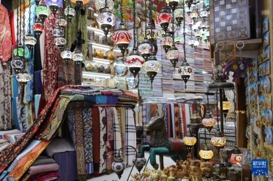 這是10月8日在阿曼首都馬斯喀特的穆特拉市集拍攝的一家店鋪。新華社記者 汪強(qiáng) 攝