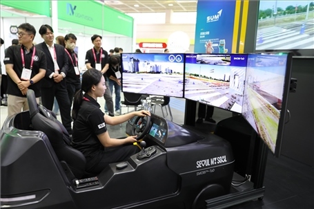 “智慧生活周”博覽會上展示的模擬駕駛系統(tǒng)。人民網(wǎng)記者 莽九晨攝