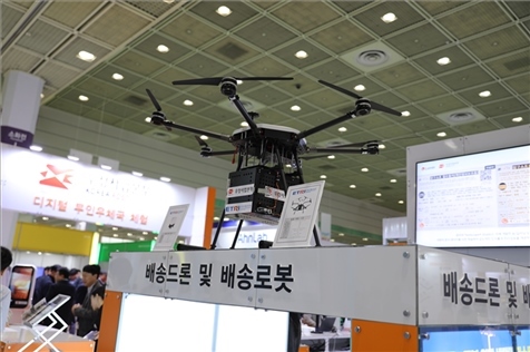 “智慧生活周”博覽會上展出的快遞無人機。人民網(wǎng)記者 莽九晨攝