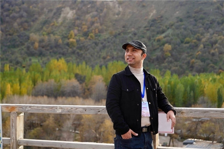 阿布德吾力參加“萬人說新疆”優(yōu)秀作者媒體行活動留影。受訪者供圖