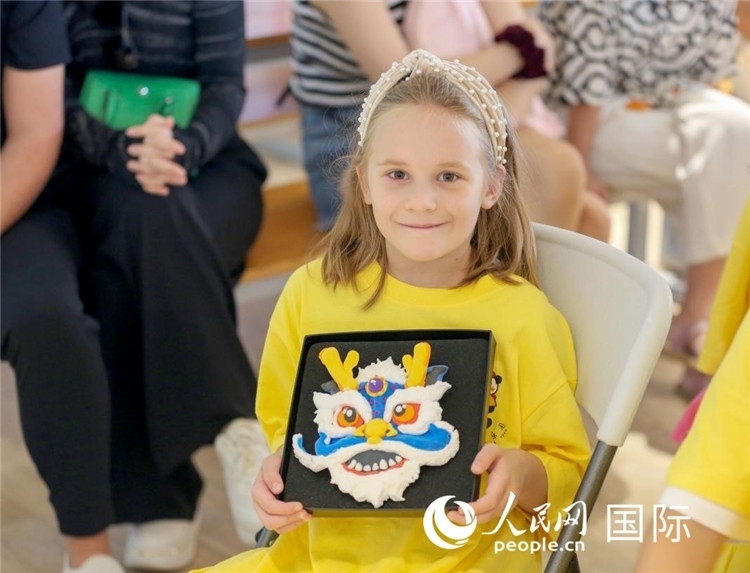 一名中文愛好者手捧生肖畫。人民網(wǎng)中東中心分社塔里克·易卜拉欣攝