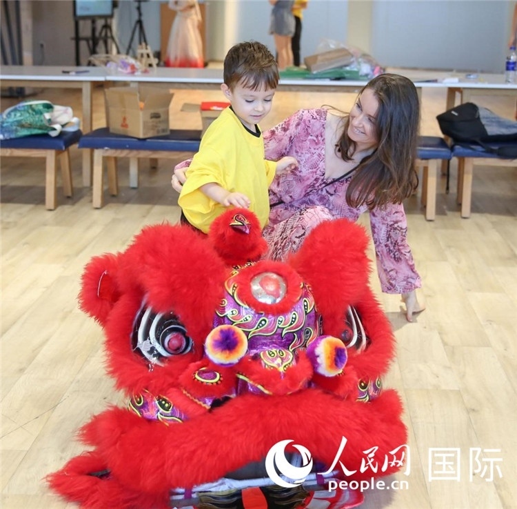 一名兒童在感受舞獅。人民網(wǎng)中東中心分社塔里克·易卜拉欣攝
