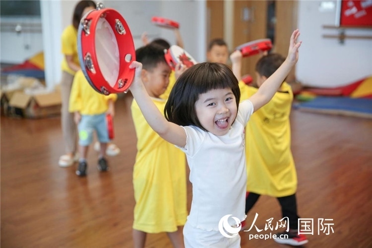 一名華裔兒童在參加音樂課程。人民網(wǎng)中東中心分社塔里克·易卜拉欣攝