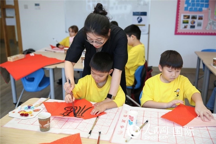 書法課場景。人民網(wǎng)中東中心分社塔里克·易卜拉欣攝