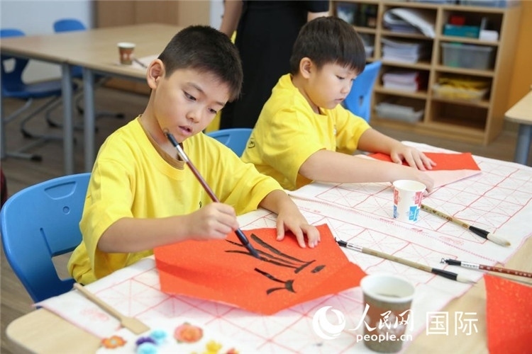 書法課。人民網(wǎng)中東中心分社塔里克·易卜拉欣攝