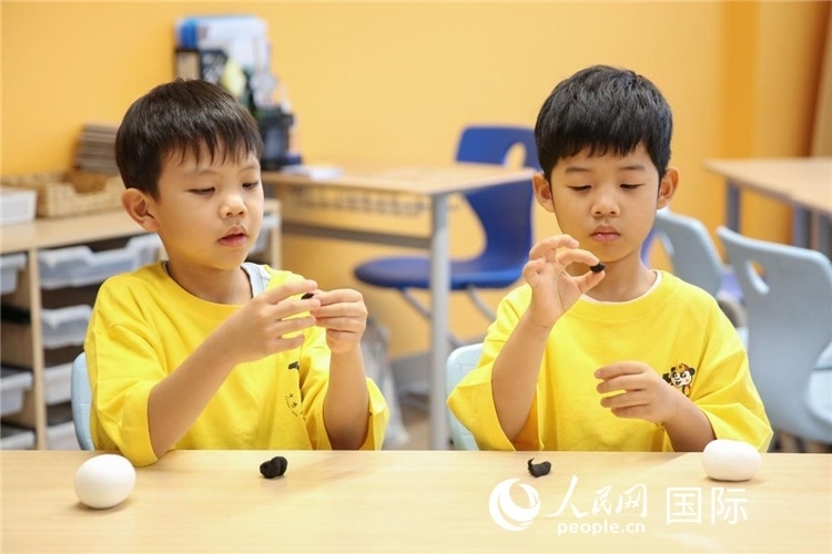 做手工。人民網(wǎng)中東中心分社塔里克·易卜拉欣攝