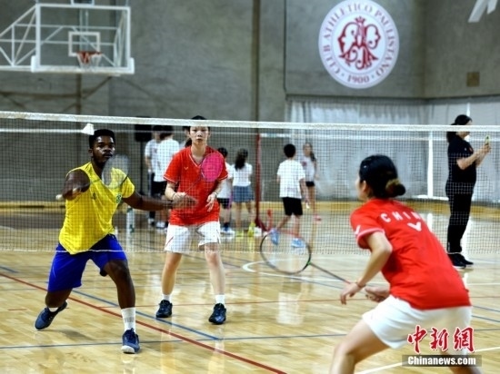 當(dāng)?shù)貢r(shí)間10月12日，巴西圣保羅，中國(guó)高校羽毛球代表團(tuán)和巴西羽毛球協(xié)會(huì)運(yùn)動(dòng)員切磋球技。 