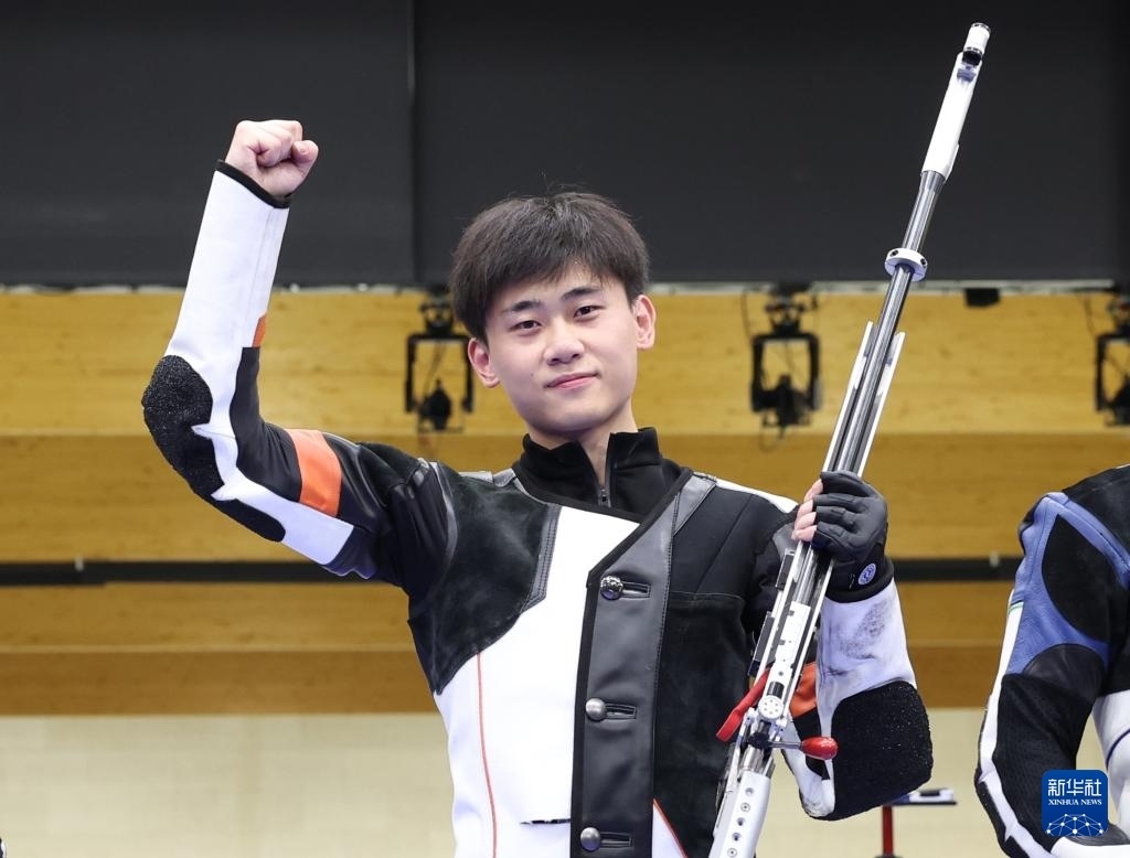 8月1日，在法國(guó)沙托魯舉行的巴黎奧運(yùn)會(huì)射擊男子50米步槍三姿決賽中，中國(guó)選手劉宇坤奪得冠軍。圖為劉宇坤在奪冠后慶祝。新華社記者 張帆 攝