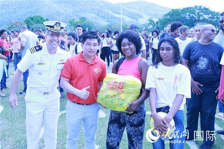 巴西中國浙江商會(huì)會(huì)長鄭俠茂向巴西貧困社區(qū)兒童及家庭捐贈(zèng)基礎(chǔ)食品籃子和足球。人民網(wǎng)記者陳海琪 攝