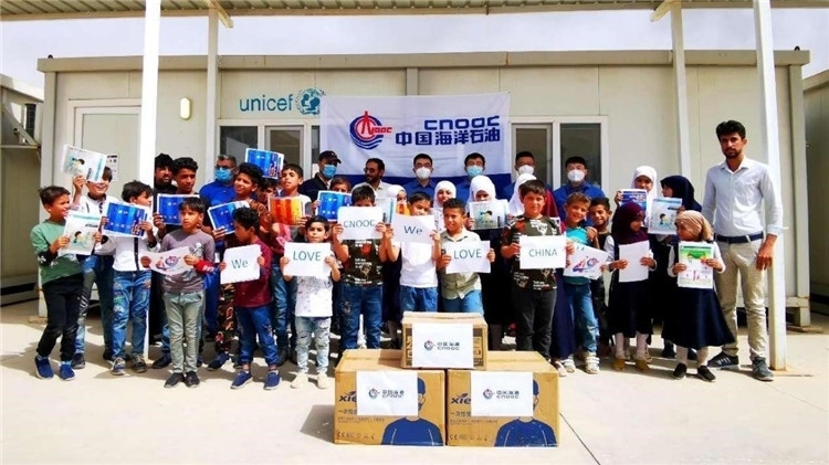 慰問當?shù)貙W校。中國海油供圖