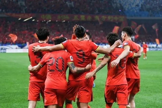 10月15日晚，張玉寧（9號(hào)）進(jìn)球后與隊(duì)友擁抱慶祝。新華社記者 李紫恒攝