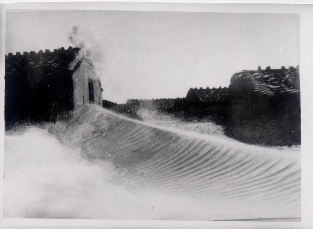 昔日的東山島風沙掩埋部分村民村舍（資料照片）。