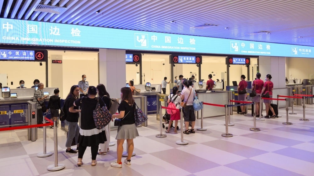 2023年7月26日，旅客在三亞鳳凰國際機場國際航站樓有序通關(guān)。三亞鳳凰國際機場國際航站樓改擴建項目主體工程已于2023年7月1日完工并投入使用，該項目是海南自貿(mào)港首個主體工程完工并投入使用的封關(guān)運作項目。《海南自由貿(mào)易港建設(shè)總體方案》明確，海南將在2025年前適時啟動全島封關(guān)運作。