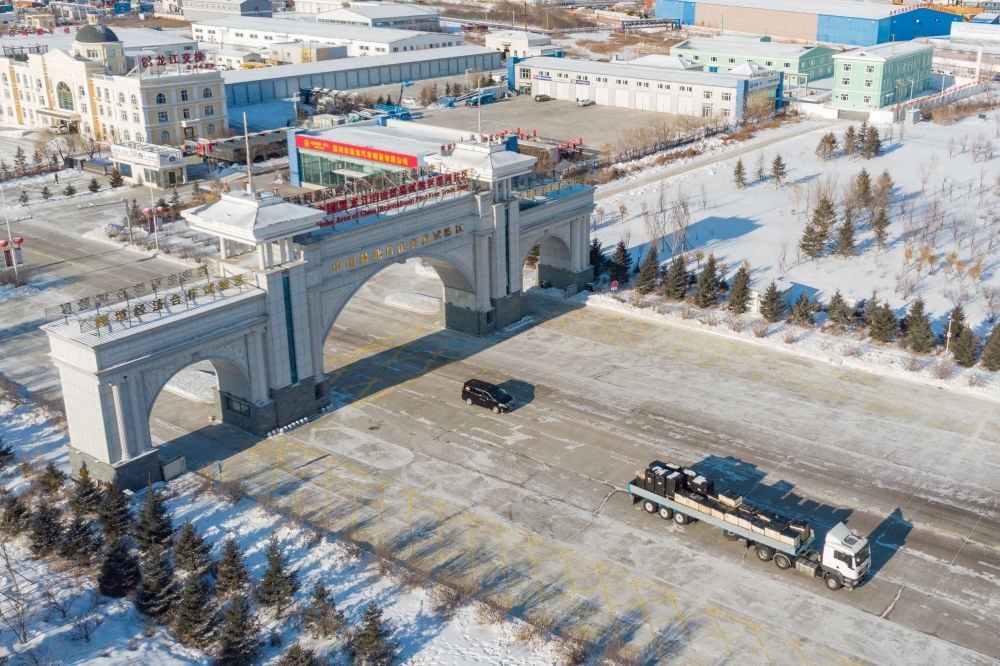 這是中國（黑龍江）自由貿(mào)易試驗區(qū)黑河片區(qū)（2024年1月31日攝，無人機照片）。2023年，該自貿(mào)片區(qū)外貿(mào)進出口總值達244.82億元，實現(xiàn)增幅56.9%，引進外資企業(yè)16家，直接利用外資127.3萬美元，同比增長27.3%。