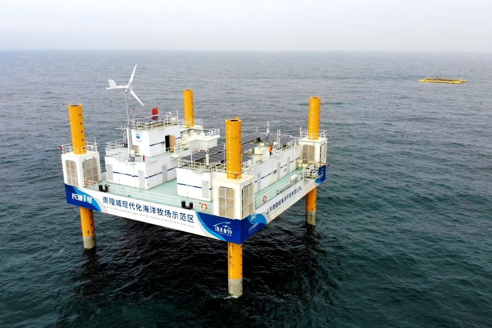 這是應(yīng)用5G技術(shù)的山東長島綜合試驗區(qū)南隍城國家級海洋牧場示范區(qū)海上平臺（2020年8月8日攝，無人機照片）。中國（山東）自由貿(mào)易試驗區(qū)設(shè)立以來，一系列大膽試、大膽闖、自主改的政策逐步落實，制度創(chuàng)新打通堵點、釋放活力，成為深化對外開放、發(fā)展海洋經(jīng)濟的重要抓手。