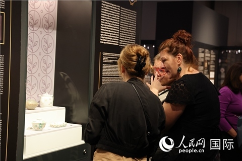 嘉賓參觀展覽。人民網(wǎng)記者 禹麗敏攝