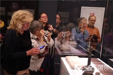 嘉賓參觀展覽。人民網(wǎng)記者禹麗敏 攝。