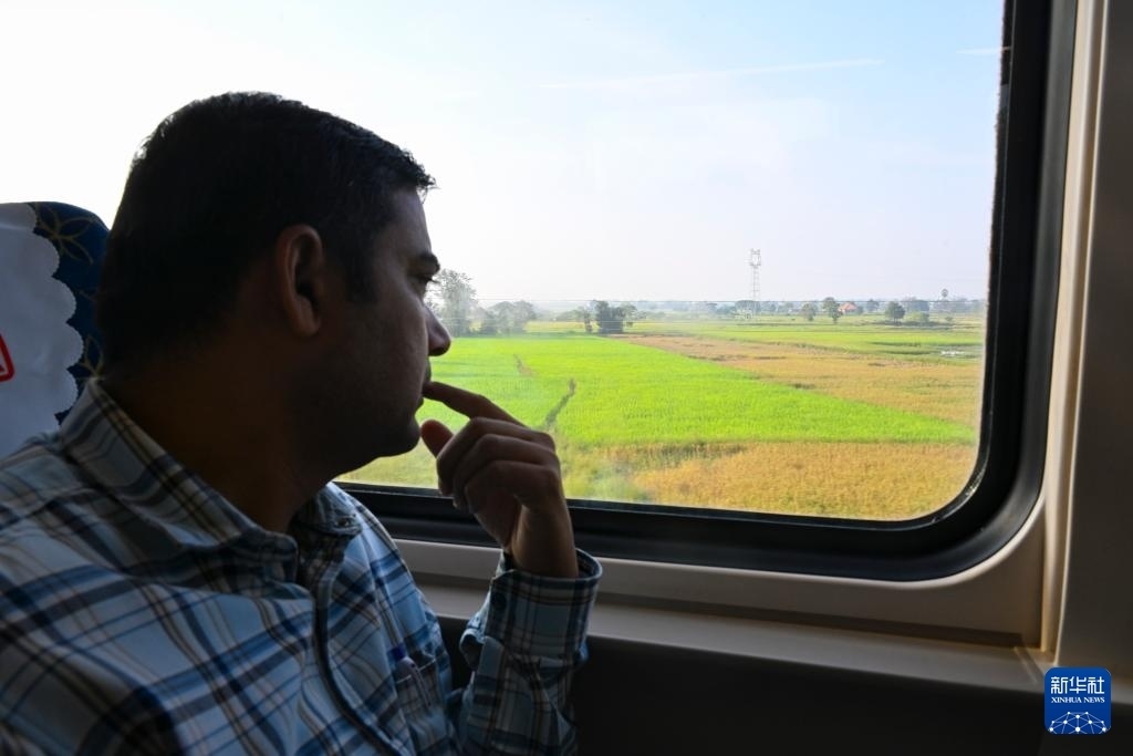 這是10月12日在老撾拍攝的中老鐵路C98列車上的一名乘客。新華社記者 程一恒 攝