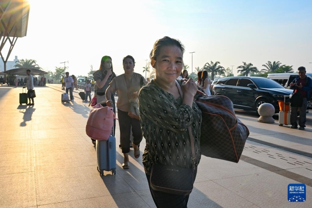 這是10月12日在老撾萬象中老鐵路萬象站拍攝的一名女子。新華社記者 程一恒 攝