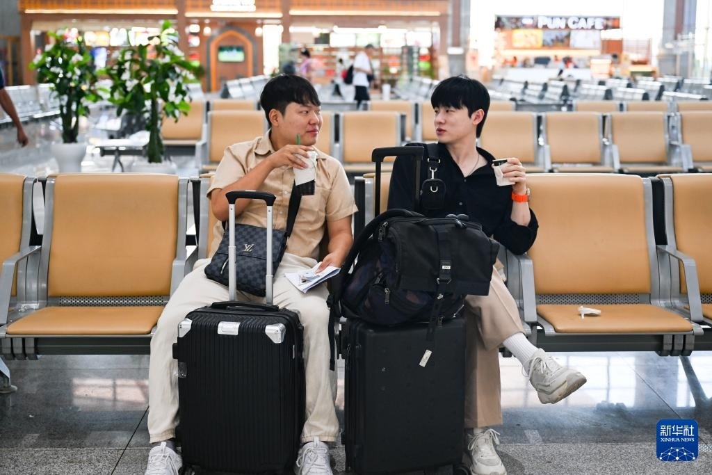 10月12日，在老撾萬象中老鐵路萬象站候車廳，兩名乘客在等候列車。新華社記者 程一恒 攝