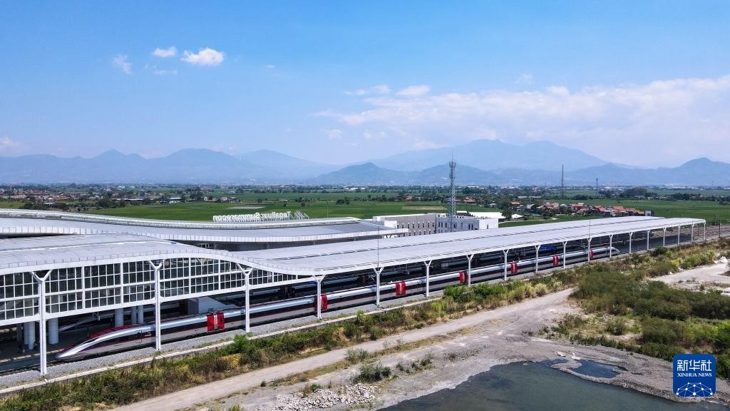 9月13日，在印度尼西亞萬隆德卡魯爾站，雅萬高鐵高速動車組列車停靠在站臺上（無人機照片）。新華社記者 徐欽 攝