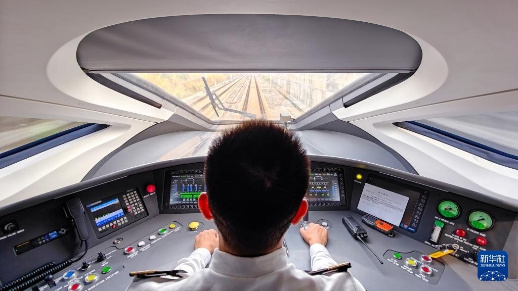 9月12日，司機駕駛高速動車組列車行駛在雅萬高鐵上（手機照片）。新華社記者 徐欽 攝