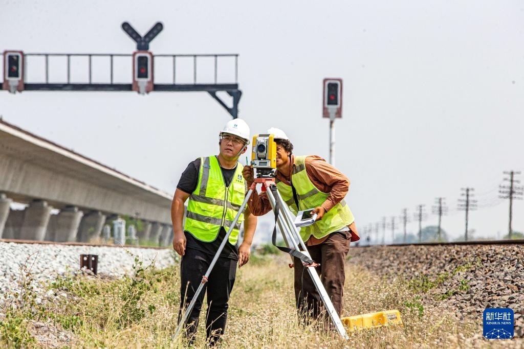 5月1日，在泰國大城府，中泰高鐵項目工作人員在施工現場勘查。新華社記者 王騰 攝