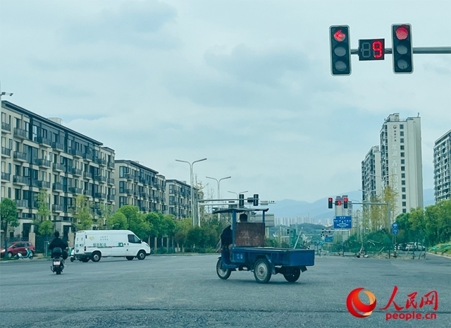 長(zhǎng)富大道與文化中心東路三岔路口車輛混行（9月19日拍攝）。人民網(wǎng)記者 帥筠攝