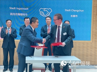 （10月16日，第十屆巴伐利亞中國(guó)日在慕尼黑舉行。圖為簽約儀式現(xiàn)場(chǎng)。人民網(wǎng)記者劉赫攝）